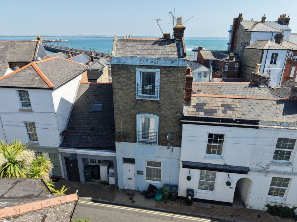 Lot: 115 - SPLIT LEVEL FLAT FOR INVESTMENT OR OCCUPATION - The Front of the Building